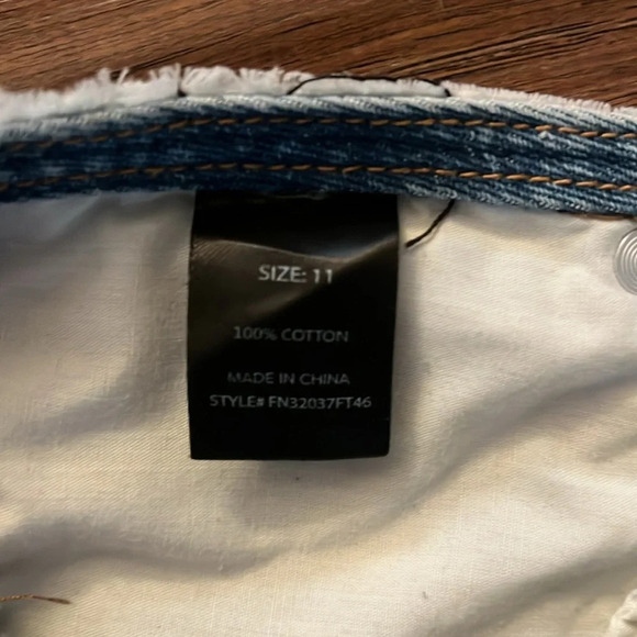 Fashion Nova Flaunting It Baggy Ripped Denim Bermuda Shorts Size 11 - Picture 6 of 9